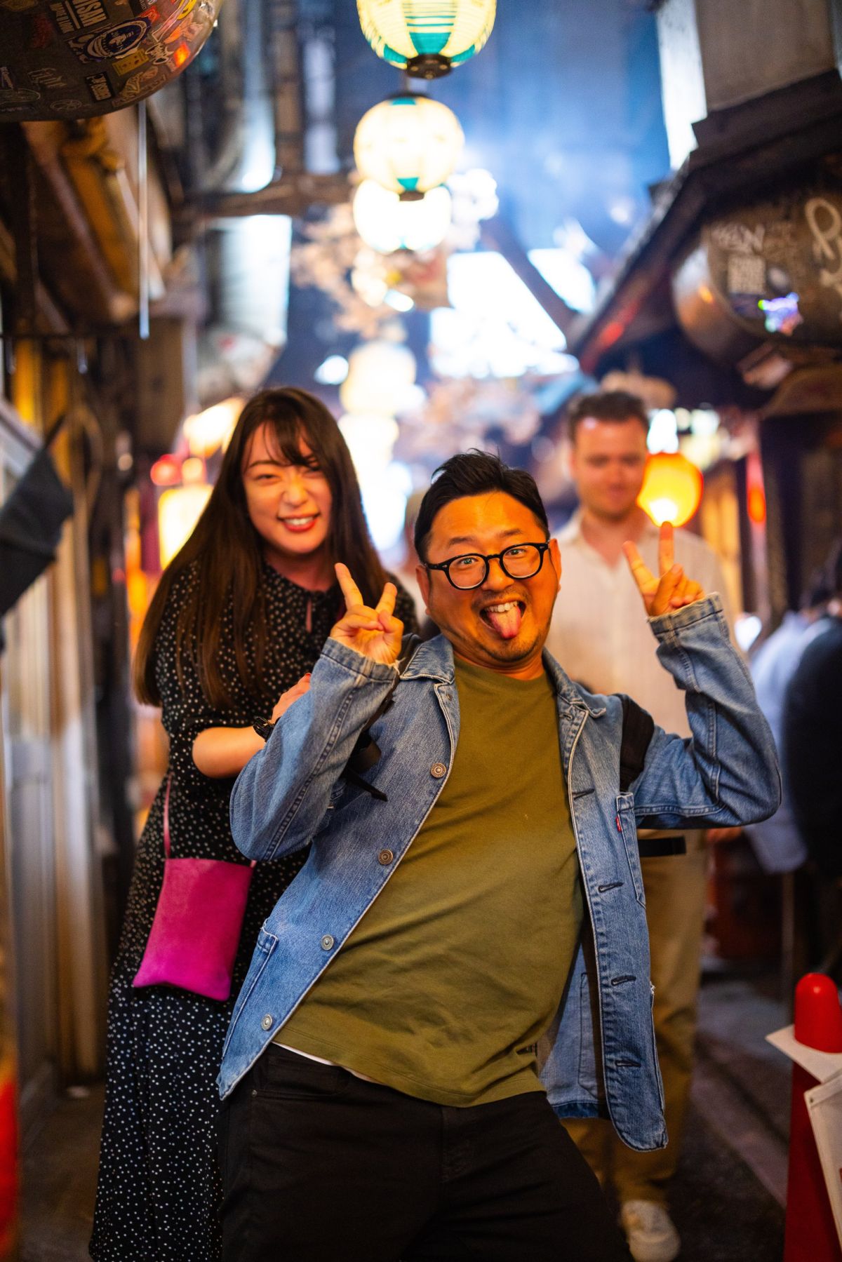 Ausgehen in Omoide Yokochō, Shinjuku, Tokio, Japan