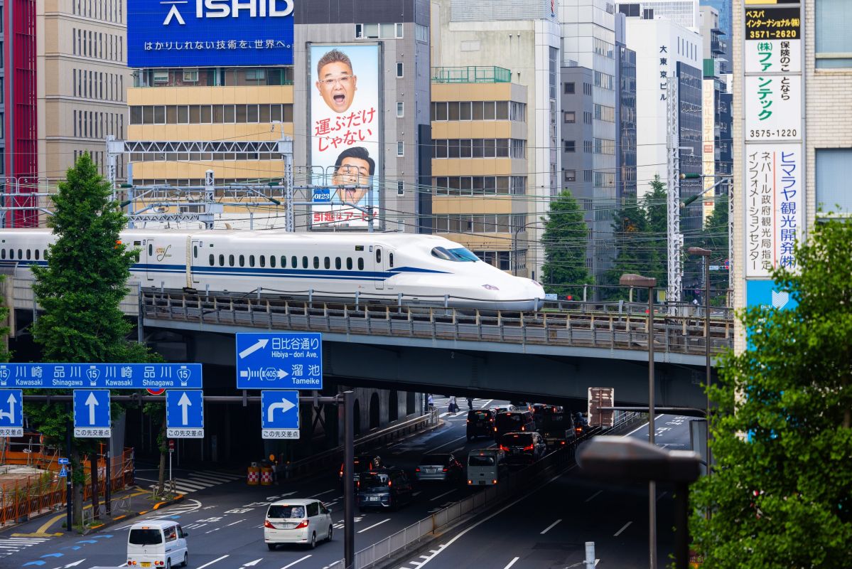 Mit dem Shinkansen durch die Metropole Tokio, Japan