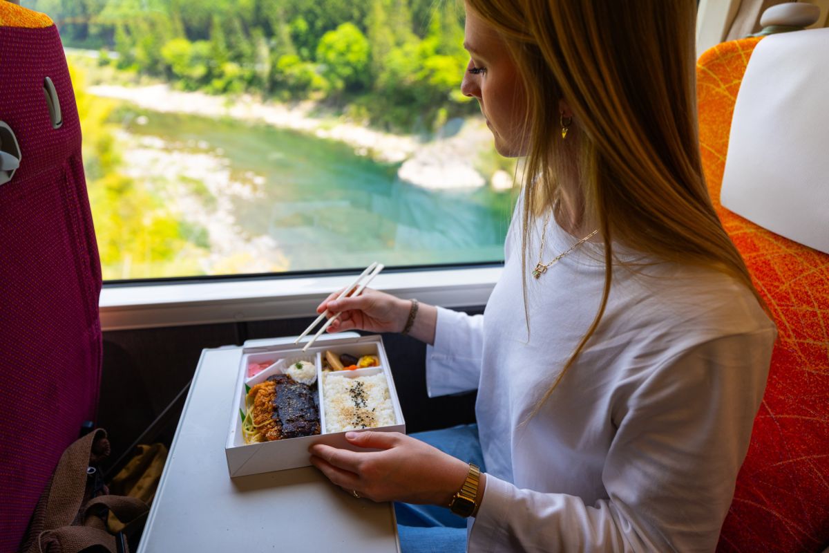 Japanische Bento-Kultur auf Zugreise durch Japan