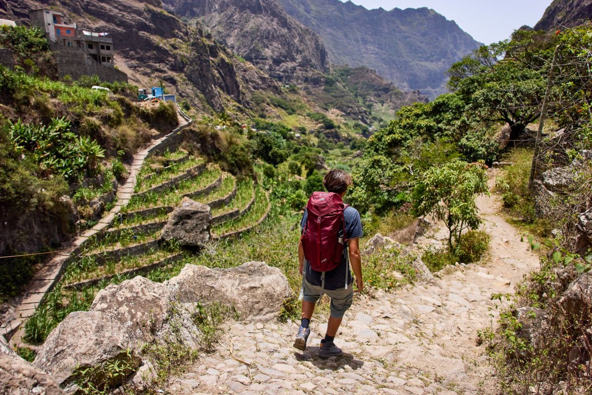 Steinpfad durch grüne Terrassen im Paúl-Tal auf Santo Antão, Kapverden