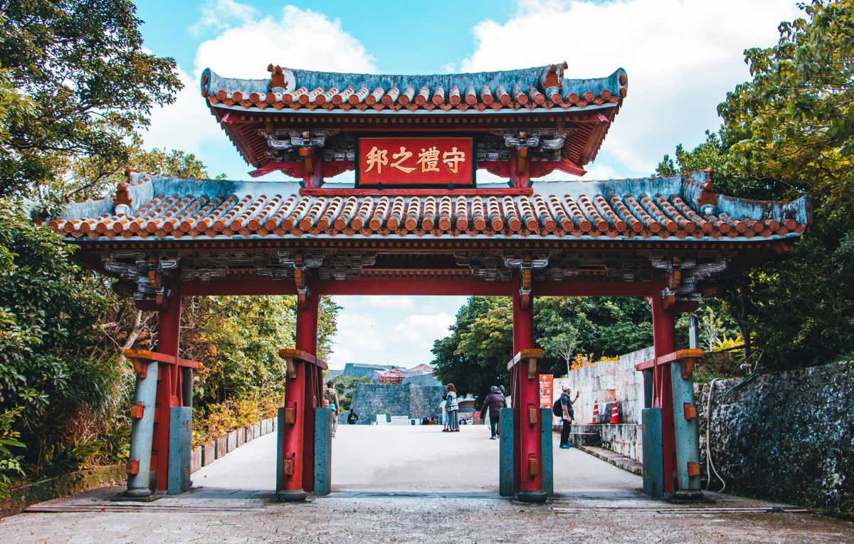 Das prächtige Shureimon-Tor am historischen Shuri-Schloss auf Okinawa, Japan