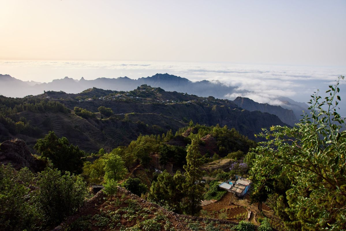 Gebirgshänge über dem Wolkenmeer auf Santo Antão, Kapverden