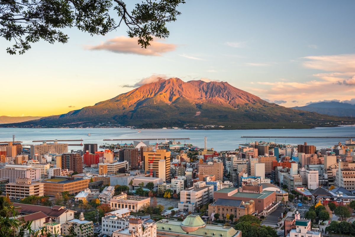 Blick auf Kagoshima und den Vulkan Sakurajima, Japan