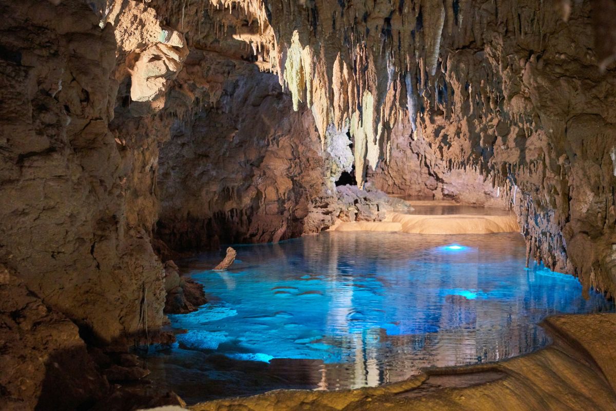 Unterirdische Wasserwelten in der Gyokusendō-Höhle auf Okinawa, Japan