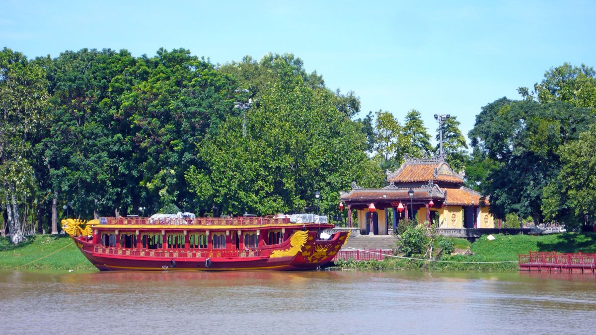 Kaiserliche Barke auf dem Parfümfluss in Hue, Vietnam – Einblick in die Kultur und Natur