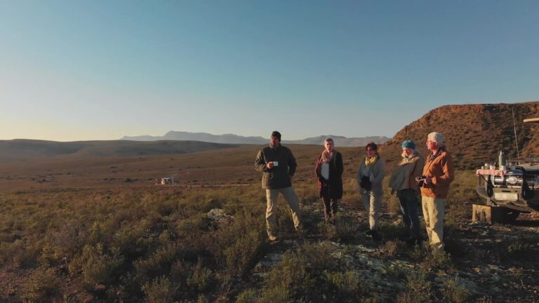 Ältere Reisegruppe mit Safari-Guide auf einer Afrika Rundreise in Südafrika