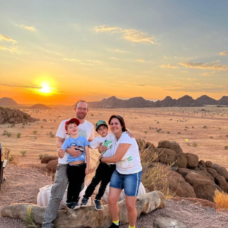 Familie Wittwer mit zwei Kindern bei Sonnenuntergang in der namibischen Wüste