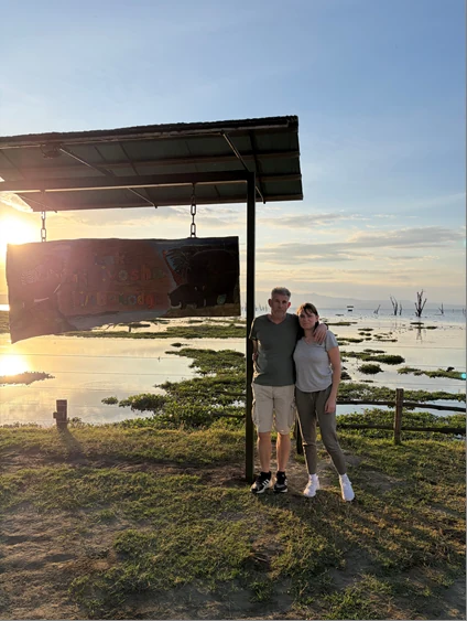 Gäste der Kenia-Reise Löwenwind an einem See bei Sonnenuntergang