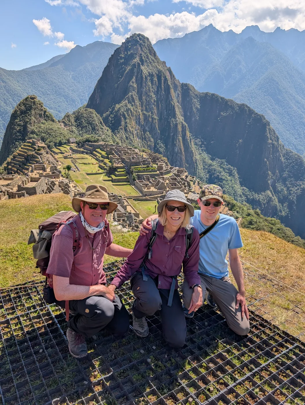 Gäste der Peru-Reise mit ihrem Guide vor Machu Picchu
