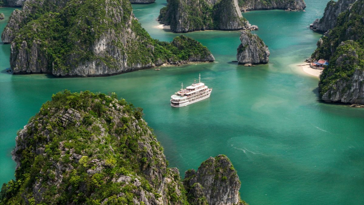 Kreuzfahrt zwischen den imposanten Kalksteininseln der Halong-Bucht, Vietnam
