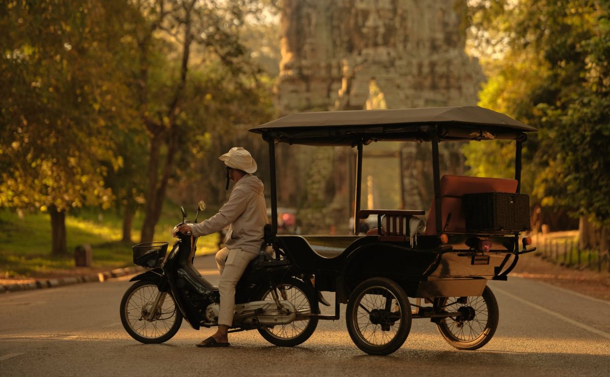Mit dem Tuk-Tuk durch das historische Tempelgebiet von Angkor bei Siem Reap, Kambodscha