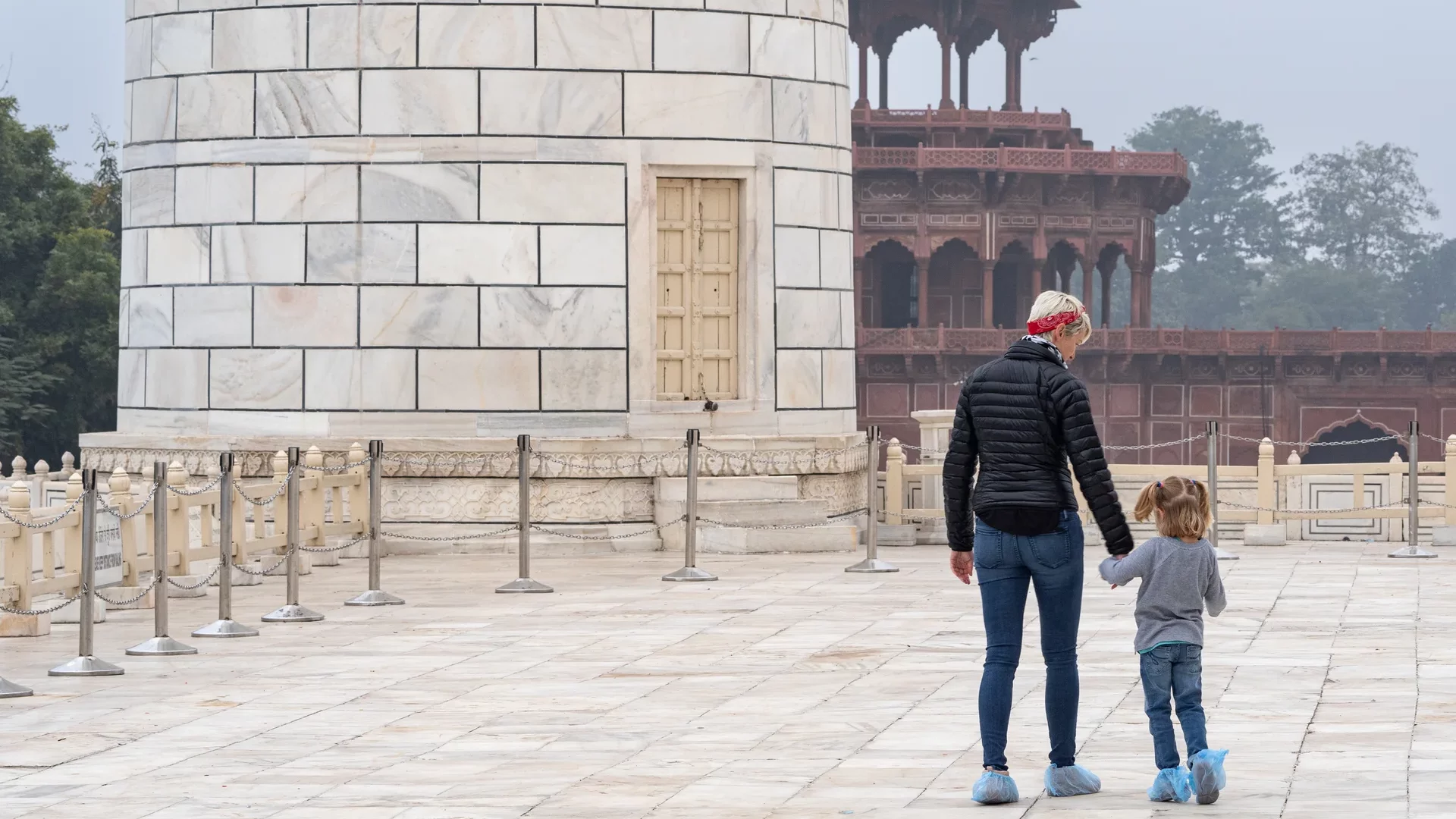 Mutter und Tochter beim gemeinsamen Besuch der Taj-Mahal-Anlage in Agra