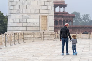 Mutter und Tochter beim gemeinsamen Besuch der Taj-Mahal-Anlage in Agra