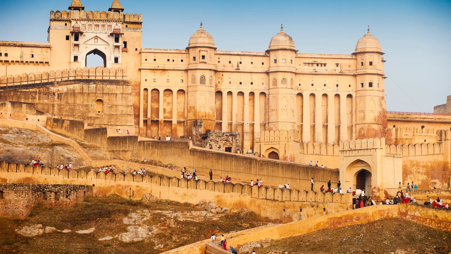 Amber Fort bei Jaipur mit sandfarbenen Palastfassaden und Befestigungsmauern im Morgenlicht