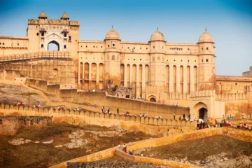 Amber Fort bei Jaipur mit sandfarbenen Palastfassaden und Befestigungsmauern im Morgenlicht
