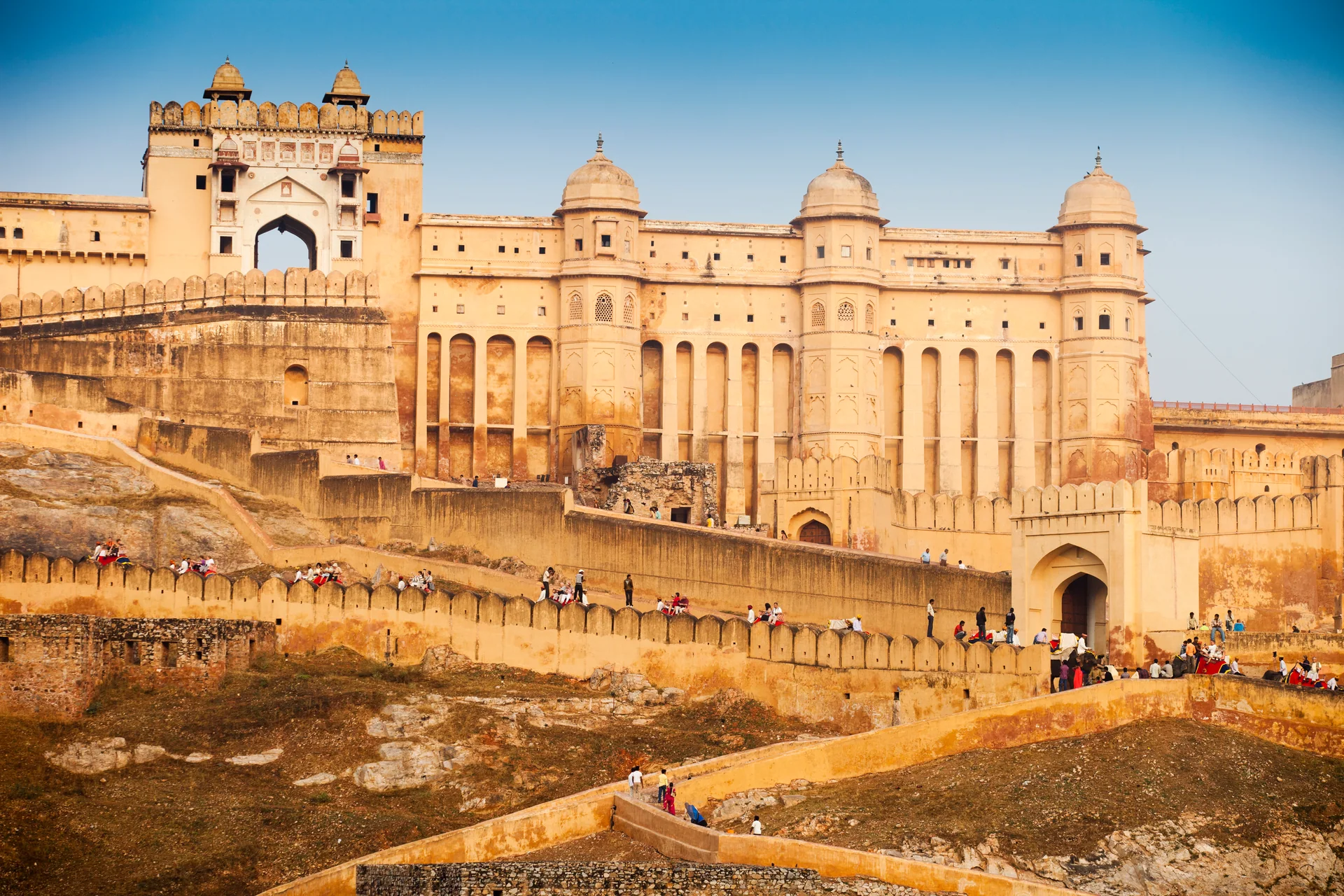 Amber Fort bei Jaipur mit sandfarbenen Palastfassaden und Befestigungsmauern im Morgenlicht