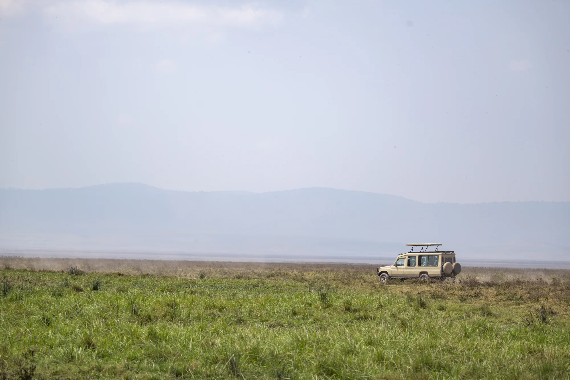 Safarifahrzeug auf einer Piste im Ngorongoro-Krater in Tansania