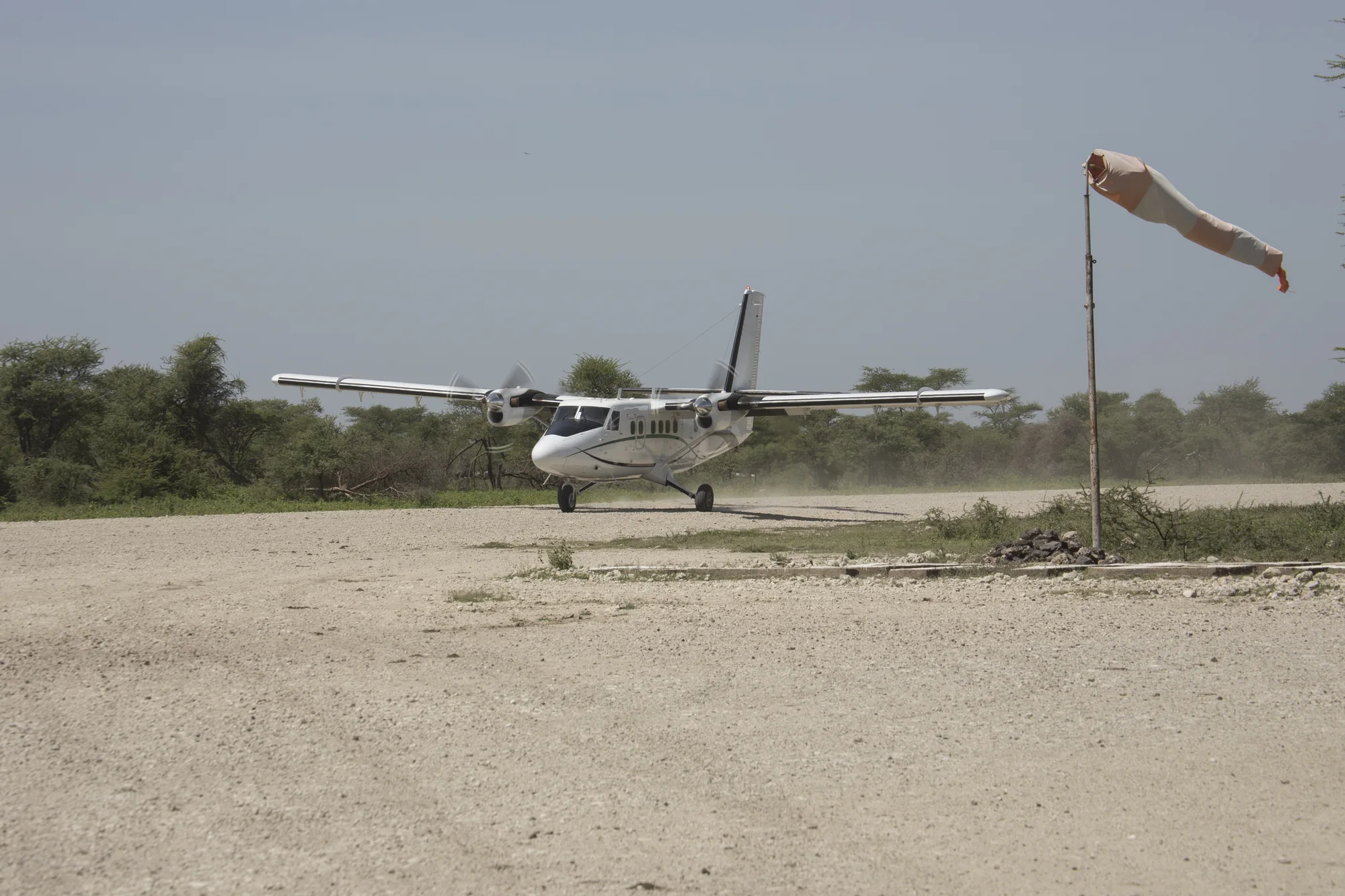 Kleines Propellerflugzeug auf einem Airstrip in der Serengeti